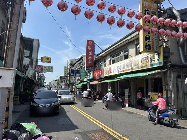 云林县土库镇闹区交通壅塞停车困难。（周丽兰摄）