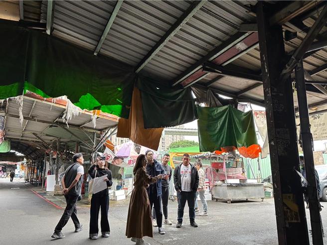 桃园市忠贞市场每天採买民眾多，许多摊商自行搭建顶棚，导致垃圾车无法进入沿途清运垃圾，改为定点收运，却又有垃圾弃置问题遭住户抗议。（舒翠玲提供／吕筱蝉桃园传真）