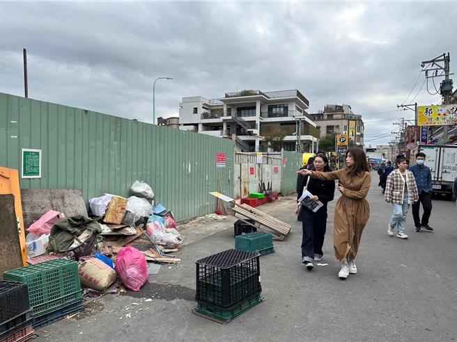 桃园市忠贞市场每天採买民眾多，许多摊商自行搭建顶棚，导致垃圾车无法进入沿途清运垃圾，改为定点收运，却又有垃圾弃置问题遭住户抗议。（舒翠玲提供／吕筱蝉桃园传真）