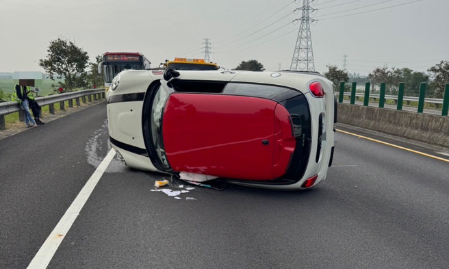國道10號Mini cooper撞大客車翻覆。（圖警方提供／簡銘柱翻攝）