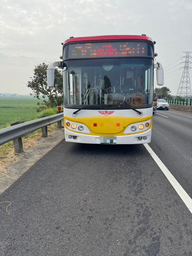 國道10號Mini cooper撞大客車翻覆。（圖警方提供／簡銘柱翻攝）