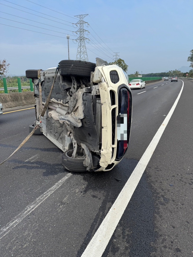 國道10號Mini cooper撞大客車翻覆。（圖警方提供／簡銘柱翻攝）