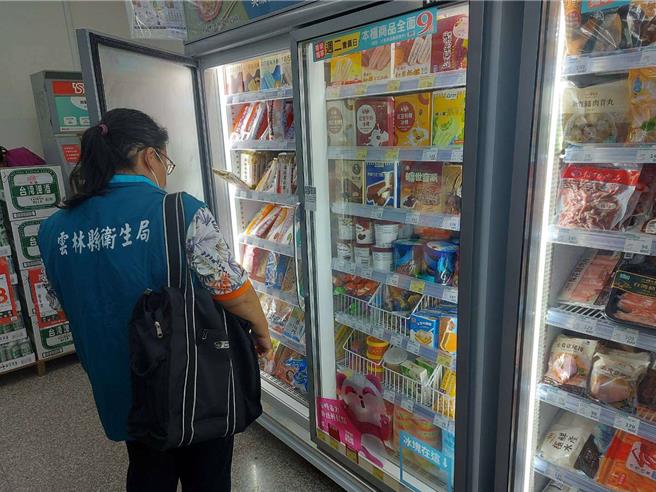 云林县卫生局日前到县内超市、大卖场、汤圆制售场所、传统市场稽查抽验汤圆及蔬果。（云林县卫生局提供）