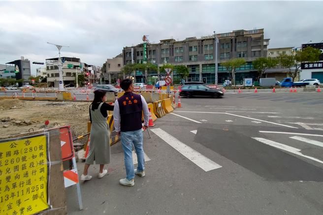 苗栗县议员叶忠伦表示，为改善环市路与建国路的进出动线，县府计画将邻近如兴幼儿园的5米宽建国路改为单向通行，应设置更明确标示及宣导，避免用路人混乱，减少事故发生。（吕丽甄摄）