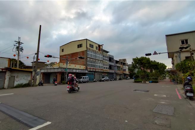 苗栗县竹南镇建国路282巷与285巷交匯的五叉路口，根据苗栗县警察局统计，108年至112年间，共发生37起A2类交通事故。 （吕丽甄摄）