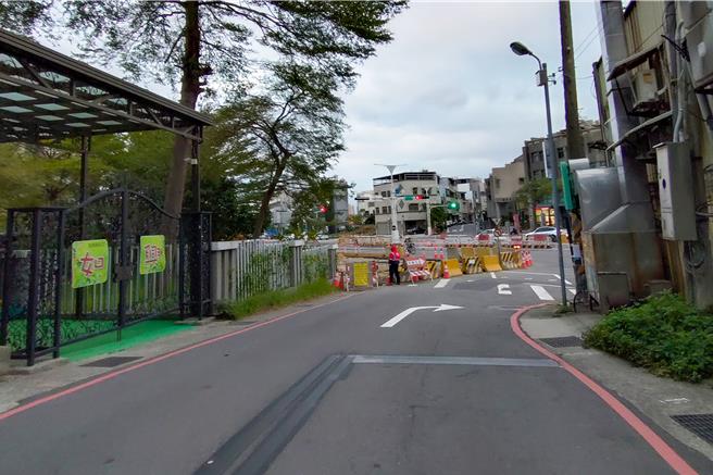 苗栗县府工务处表示，改变5m宽建国路（邻近如兴幼儿园侧）为单行方向，以恢復都市计画道路之建国路（12m宽双向）。（吕丽甄摄）