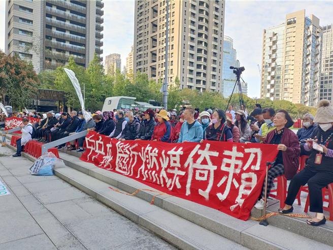 反空汙氣候集會今天下午在台中市議會前廣場登場。（陳淑娥攝）