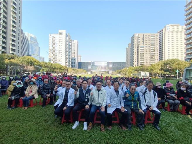 反空汙氣候集會今天下午在台中市議會前廣場登場，立法院副院長江啟臣到場參與排字活動。（陳淑娥攝）