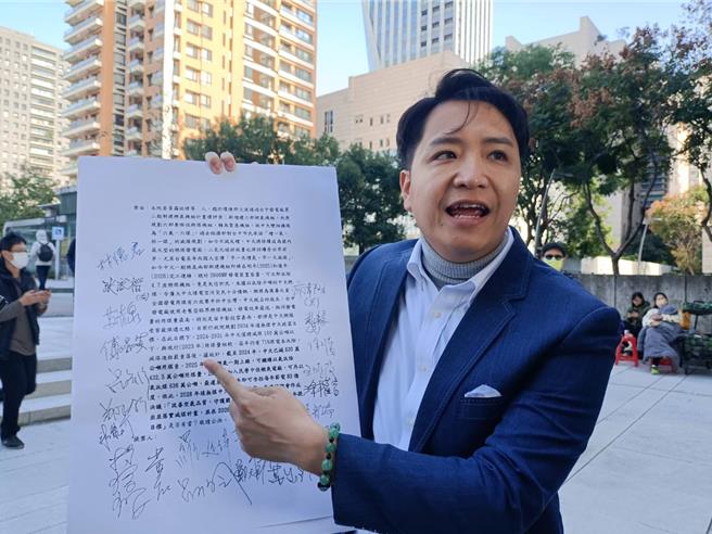 立委羅廷瑋表示，「2028無煤中火」決議文已獲20多位藍白立委連署。（陳淑娥攝）