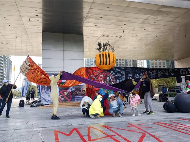 反空汙氣候集會今天下午在台中市議會前廣場登場。（陳淑娥攝）