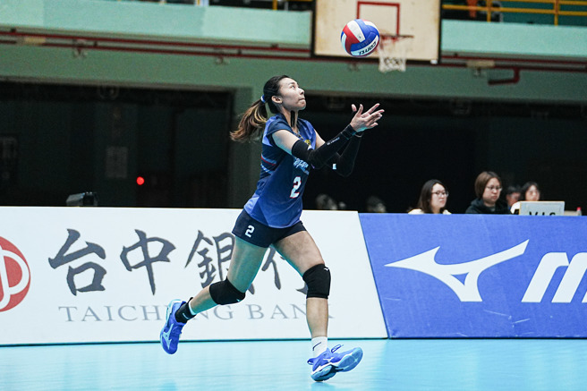 新北中纤张瓈文准备发球。(中华排协提供)