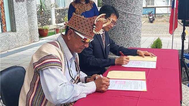 延平乡长余光雄（左）与美和科技大学行政副校长林昀生（右）代表签署合作备忘录。（萧嘉蕙摄）