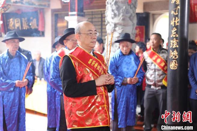 前立委郭正亮（中）昨天前往大陸福建省漳州祭祖。（圖 / 取自《中新網》）