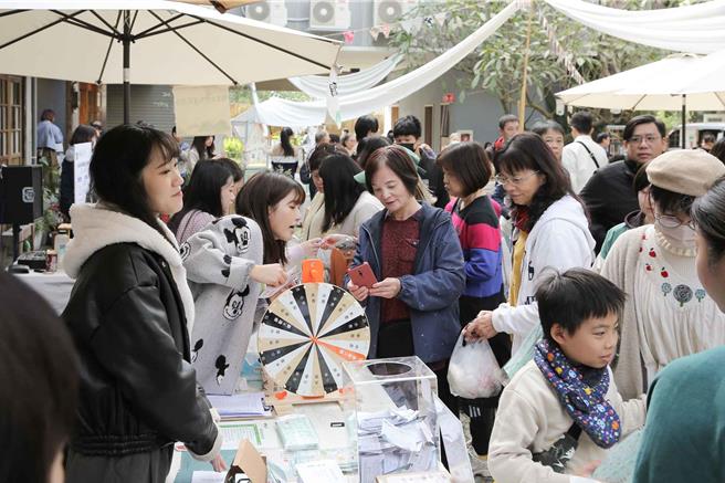 「木头人市集」近50摊创意摊位摆摊，从手作工艺到在地特色小吃应有尽有，吸引游客驻足挑选。(承亿集团提供／吕妍庭嘉义传真)