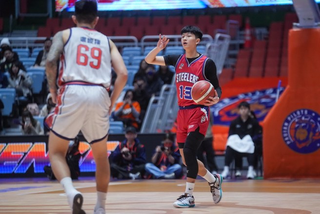 钢铁人后卫高伟纶(右)。(PLG提供)