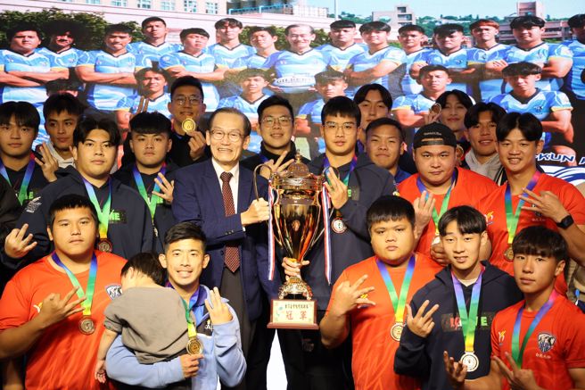 台北元坤勇夺台湾企业橄榄球联赛三连霸，庆功宴上全队与领队杜元坤(中)高举三连霸手势。(元坤运动文创提供)