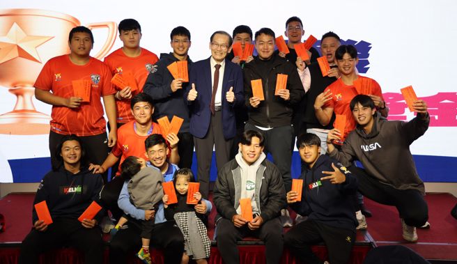 台北元坤领队杜元坤(中)颁发冠军奖金，全队嗨翻天。(元坤运动文创提供)