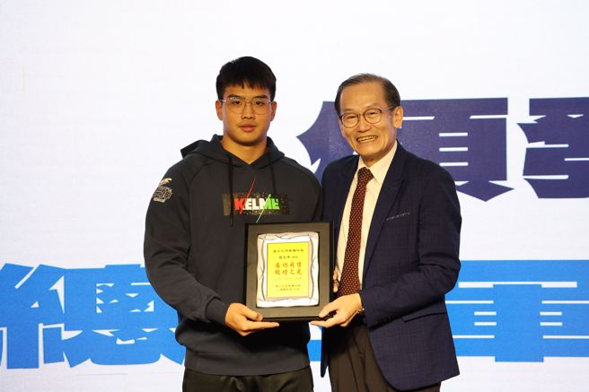 台北元坤队长姚致尧(左)送给杜元坤(右)领队三连霸感谢状，感谢杜领队的支持与照顾。(元坤运动文创提供)