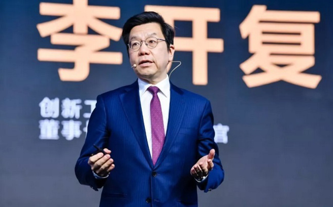 李开復说，中国很多应用都碾压美国应用，所以当AI应用来到与爆发的时候，也是中国大模型公司扬眉吐气的时候。(图／新浪网）