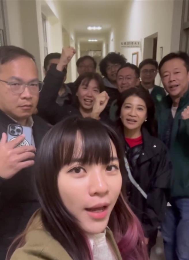 稍早民進黨立委黃捷、王義川等人已經抵達立院內政委員會門口，預計將輪班夜守阻擋。（摘自黃捷Threads）