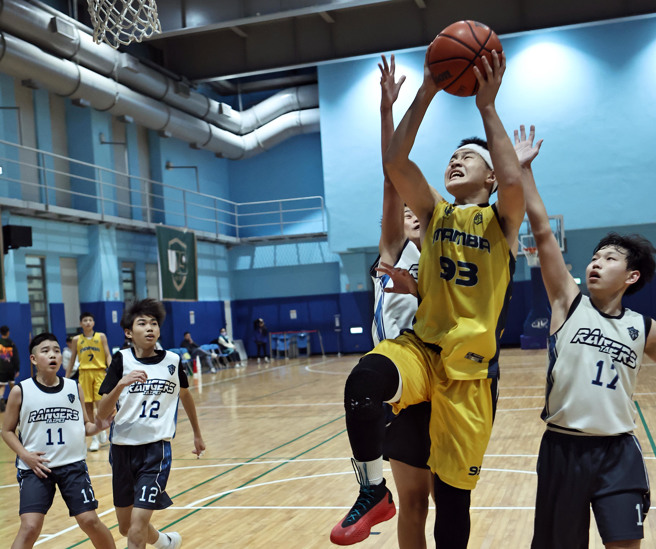 Mamba Select隊高梵清（右2）為陣中主力，期許未來能打HBL，帶著母親進台北小巨蛋。（U19籃球聯盟提供）