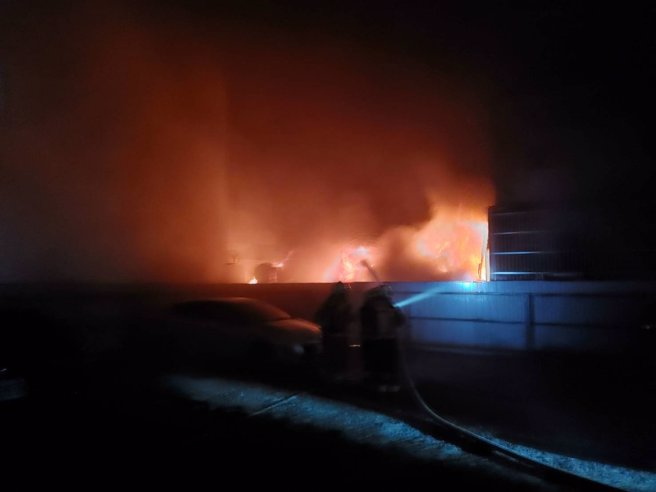 今15日晚间10时49分，桃园市中坜区中山东路20多号一处住宅突发猛烈火警。（图民眾提供／简铭柱翻摄）