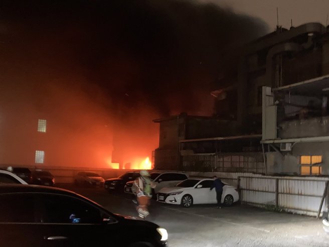 今15日晚间10时49分，桃园市中坜区中山东路20多号一处住宅突发猛烈火警。（图民眾提供／简铭柱翻摄）