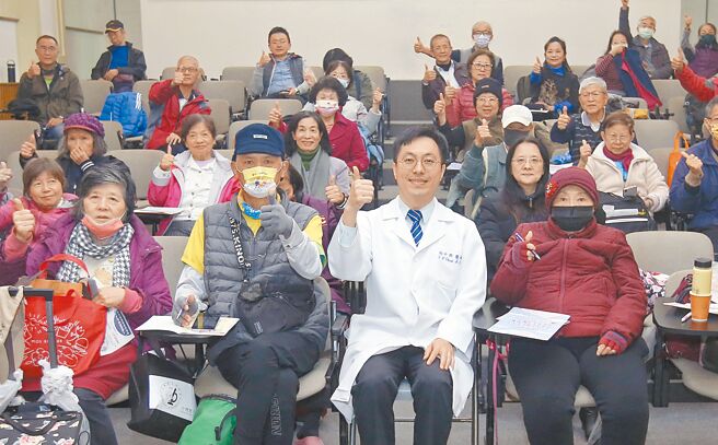 三軍總醫院預防腦中風講座14日登場，三總細胞治療中心主任周中興（前排右二）與聽眾分享防治中風的知識與保健觀念。（范揚光攝）