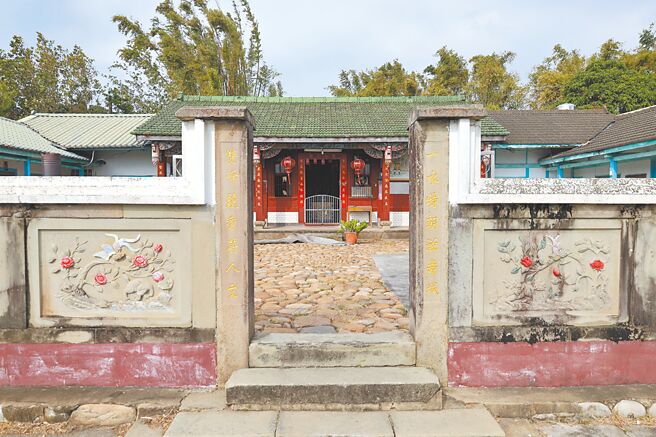 苗栗县铜锣乡李屋「惇叙堂」初建于1820 年，由来台祖李应龙及其子孙在此开基创业，至1918年修建时规模为一堂四横屋传统客家伙房（祠堂）屋格局，2023年3月23日公告登录为歷史建筑。（谢明俊摄）