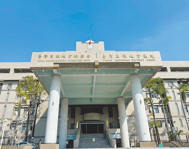 高雄某高中女子足球隊助理教練趁替女學生拉筋之際伸狼爪，高雄地方法院判1年4月徒刑。（本報資料照片）