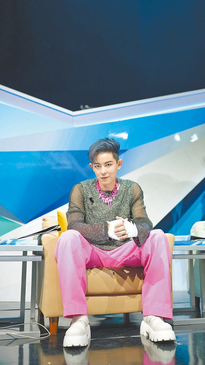 新婚的敖犬，接下新女團節目的導師要職。（踢帕娛樂提供）