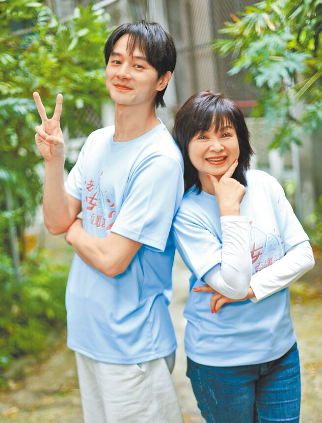 杨贵媚（右）、张轩睿分享在日本高知旅游的心情。（陈俊吉摄）