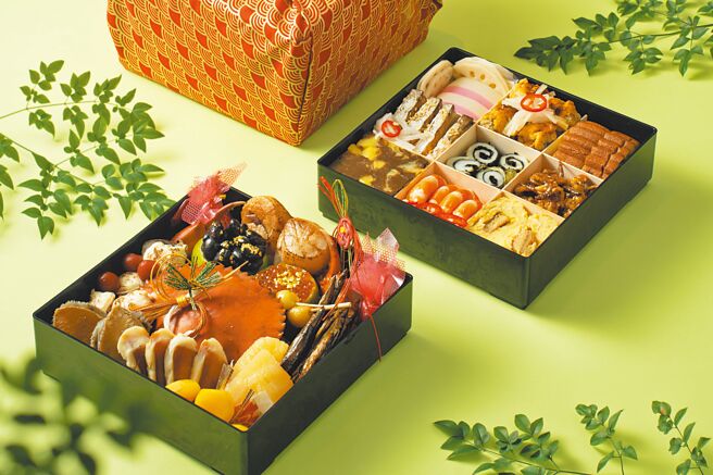 「炼瓦」日式餐厅推出日式年菜「御节料理」，「重箱」内装各种象徵吉祥寓意的年菜。（台南大员皇冠假日酒店提供）