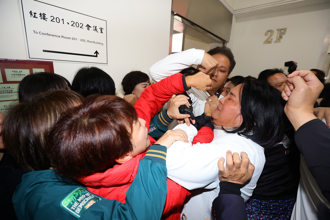 影》拚選罷法出委員會「保鮮膜封門」 藍綠卡走廊推擠對峙