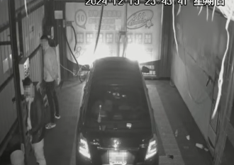 自助洗車場不洗車！2男脫褲變「尿尿小童」 網酸：真的是猴子