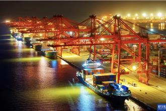 德國漢堡港歡迎來自中國的巨型高科技貨櫃起重機  明年投入營運