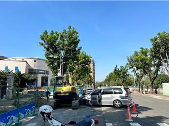 轎車疑恍神「閃停紅燈」衝撞對向挖土機  畫面全被拍下！警開罰了