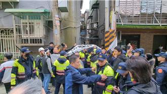 獨》暖暖拆違建蓋污水下水道爆衝突！民眾拉白布條抗議