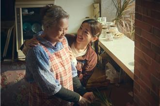 郭雪芙成「最正斜杠老板」！喂食沙虫、龟足吓呆陈柏霖