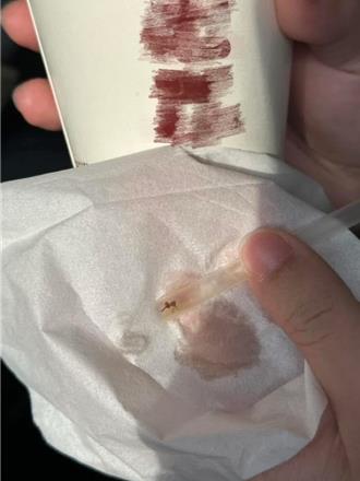 高雄知名老牌紅茶飲料喝出「怪蟲」顧客驚：好不衛生