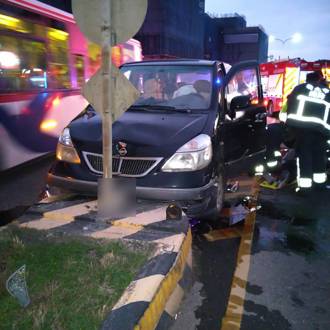 三芝休旅車自撞安全島　疑疾病發作引起！駕駛送醫不治