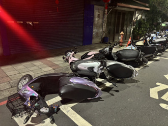 骨牌效应！新竹男酒醉失控推倒52部机车 醒来懊悔遭送办