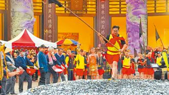 宜蘭 王公文化節 抓童乩跳過火