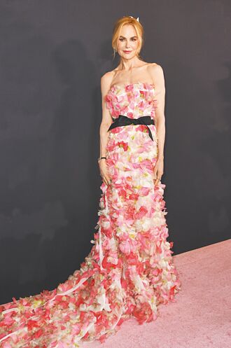 妮可基嫚花卉滿身耍浪漫