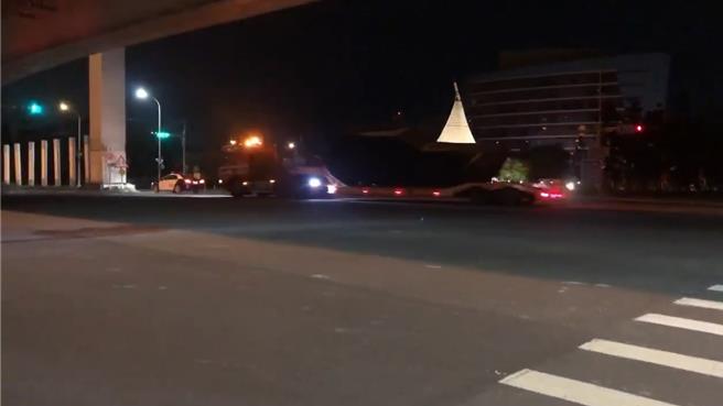 盖着黑布运到板车上的庞然大物，是首度接装的M1A2T新战车。（读者提供）