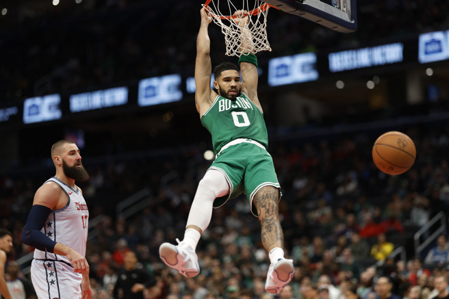 塔图漂亮完成双手爆扣。(路透)