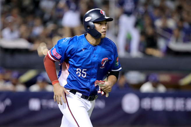 图为朱育贤在2024年世界12强棒球锦标赛，担任中华队内野手，11月投奔自由球员市场后，朱育贤确定新球季转队味全龙。（图片：本报资料照）