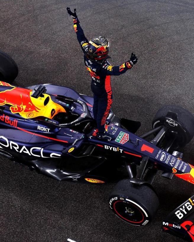 冠軍紅牛隊荷蘭籍車手馬克斯維斯塔潘（Max Verstappen）拿下F1車手冠軍四連霸的歷史時刻。（TAG Heuer提供）