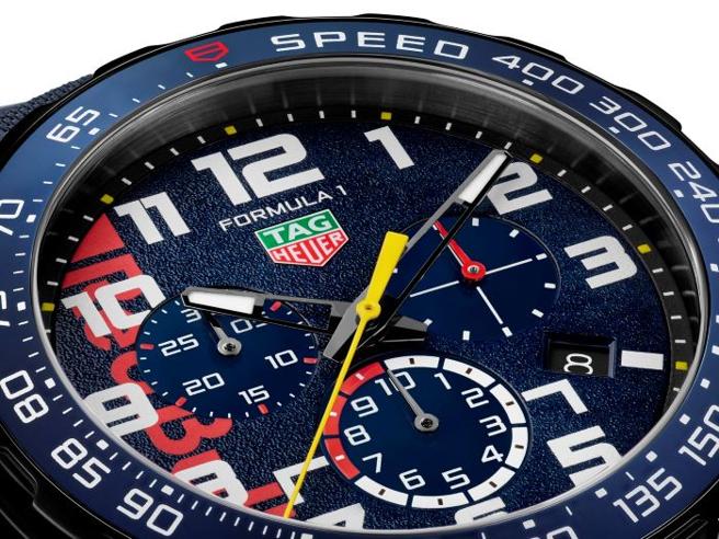 泰格豪雅TAG Heuer Formula 1 x 甲骨文紅牛車隊限量版計時腕錶，融入賽車的設計細節。（TAG Heuer提供）