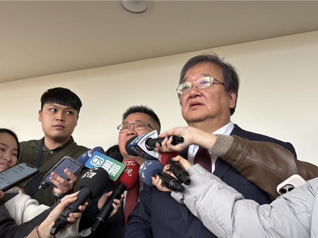 卫福部长邱泰源、次长吕建德今日接受媒体联访。（李念庭摄）